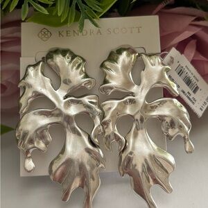 NWT Kendra Scott Savannah Earrings In vintage Silver.